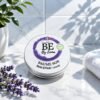 Baume riche et fondant pour les mains et les pieds, aux beurres et huiles végétales bio, enrichi en macérats de consoude et de calendula. Il enveloppe la peau d’un voile de douceur et de confort qui dure toute la journée. Format sac à main, parfum floral et boisé de lavande, géranium et bois de Hô.