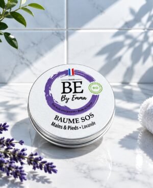Baume riche et fondant pour les mains et les pieds, aux beurres et huiles végétales bio, enrichi en macérats de consoude et de calendula. Il enveloppe la peau d’un voile de douceur et de confort qui dure toute la journée. Format sac à main, parfum floral et boisé de lavande, géranium et bois de Hô.