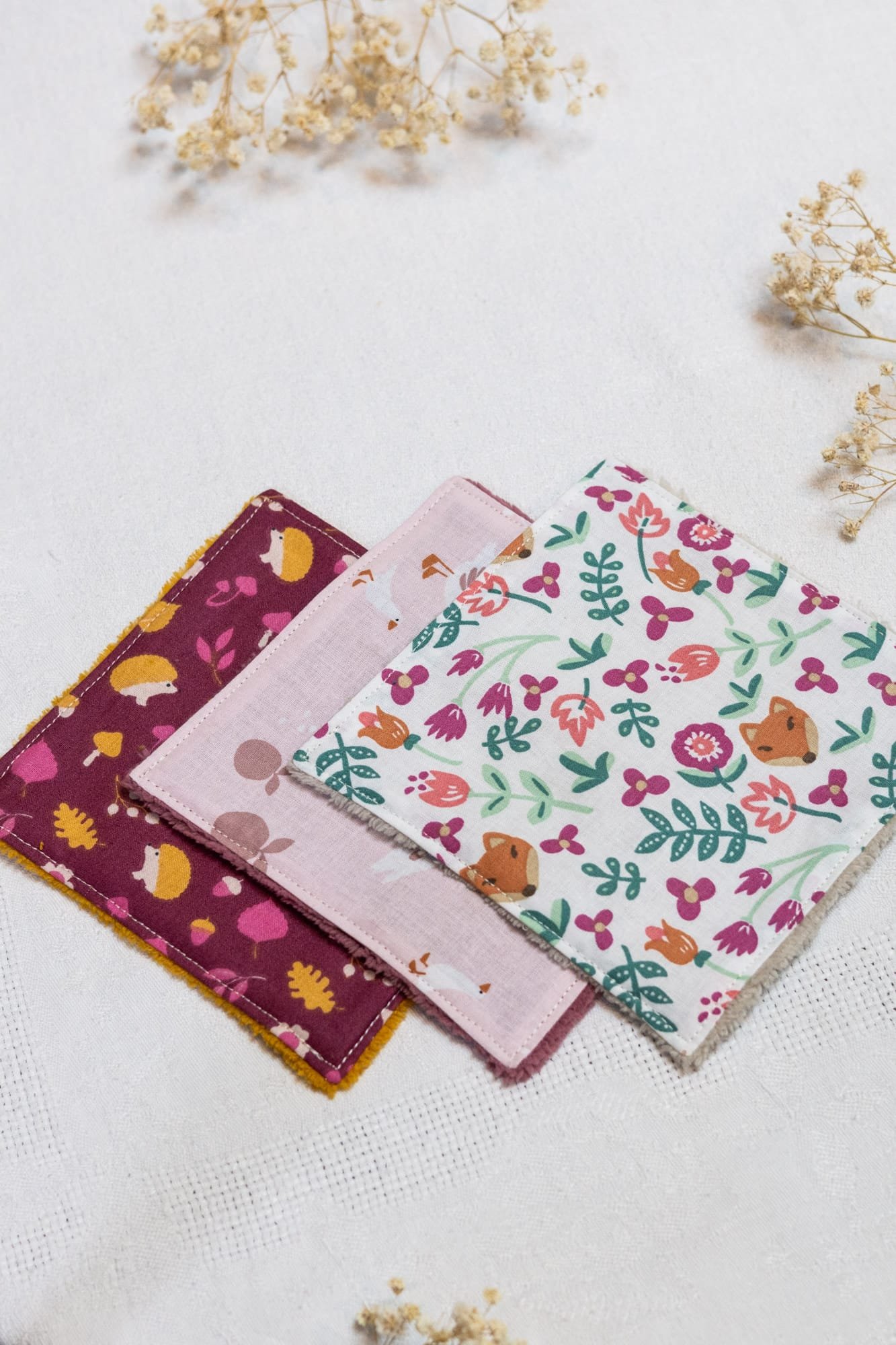 assortiment de 3 lingettes enfants pour présenter les nouveaux modèles plutôt dans les couleurs rosées