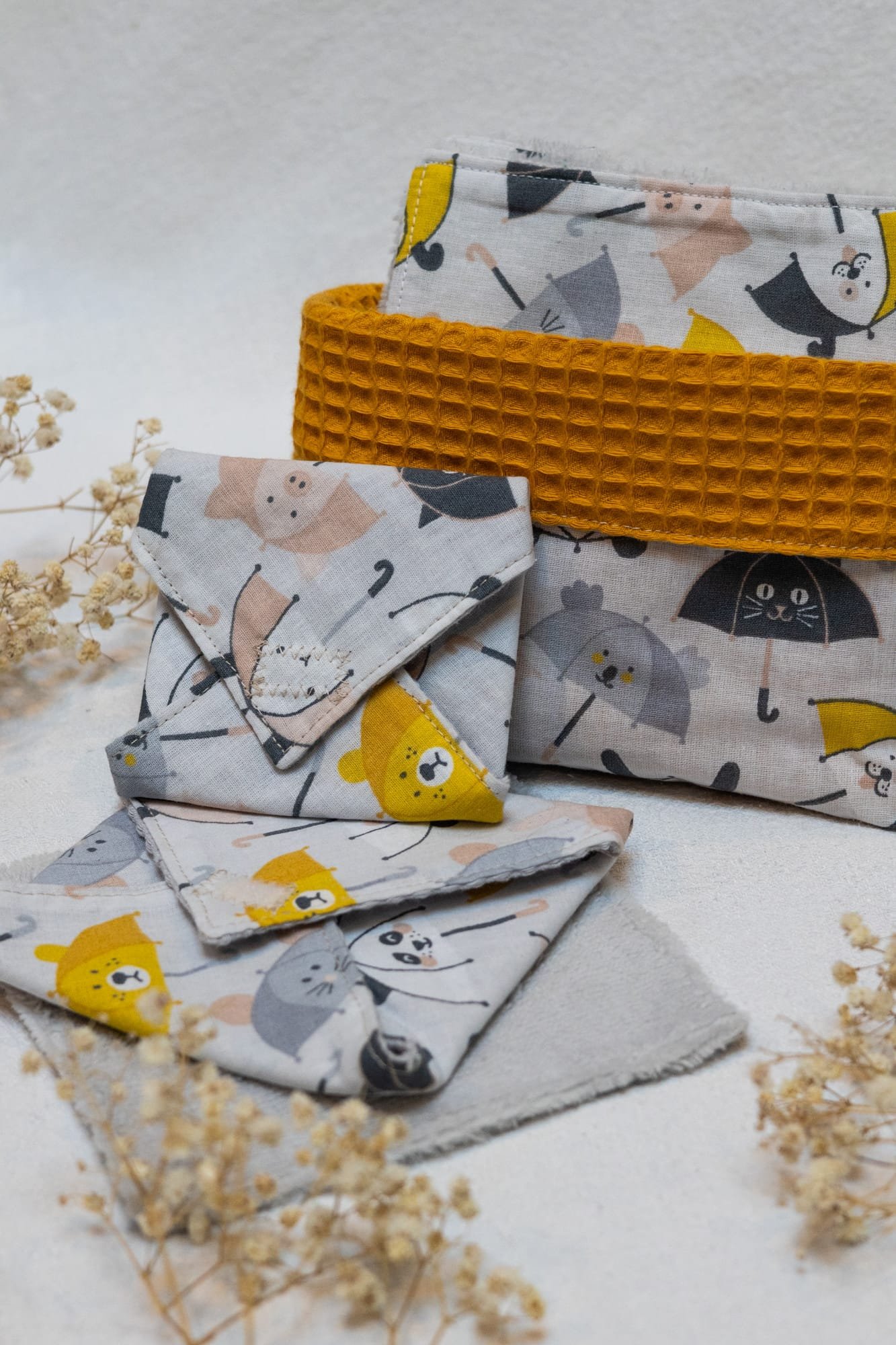 Déclinaisons de produits pour bébé réalisés dans le même tissu (range-savon et range-shampoing et panière de lingettes)