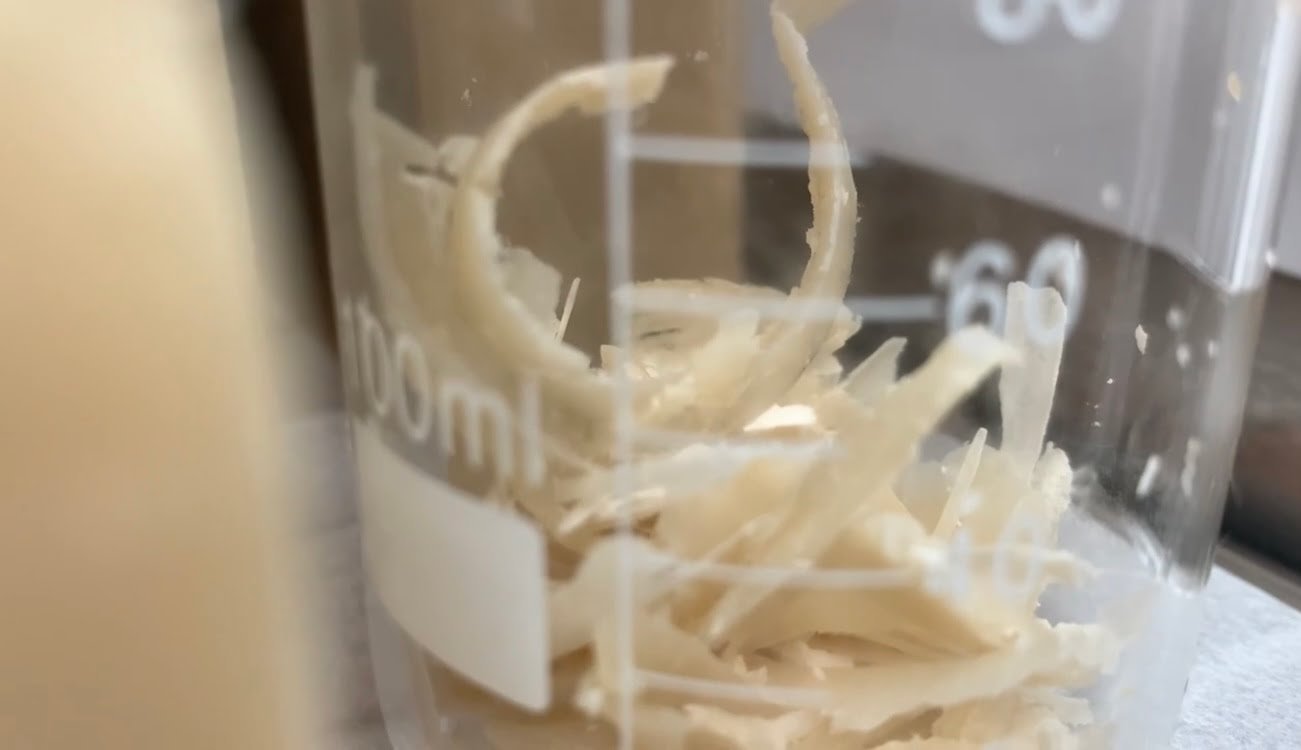 Copeaux de savon dans un bêcher