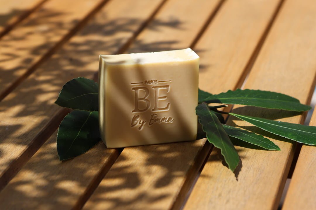 SAVON-OLIVE-LAURIER-surgras-bio Un savon proche du savon d'Alep, mais fabriqué à froid pour conserver toutes les propriétés de ses huiles