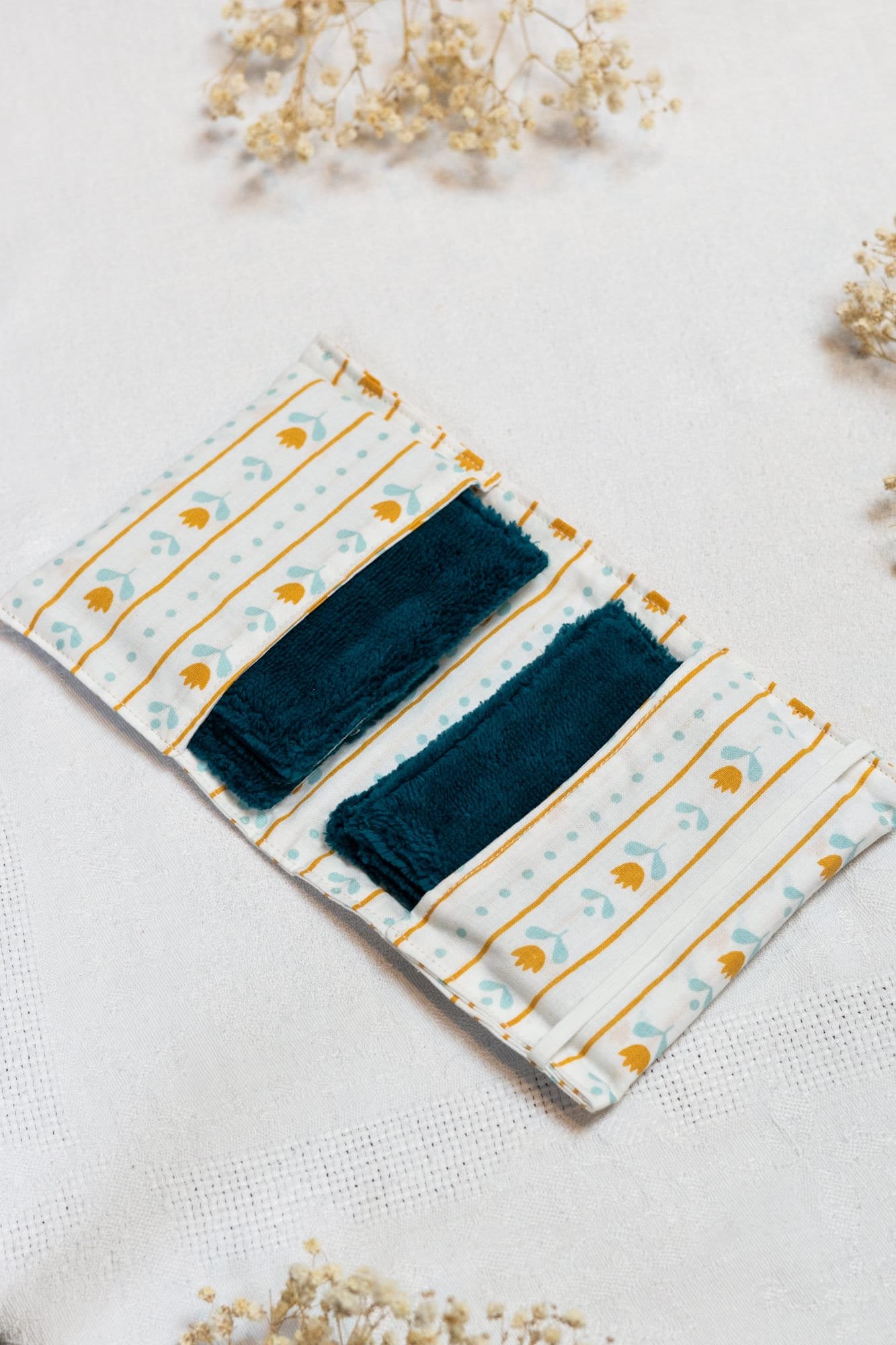 pochette-voyage-lingettes-tulipe.jpg Pochette de voyage contenant 6 lingettes démaquillantes motif tulipe