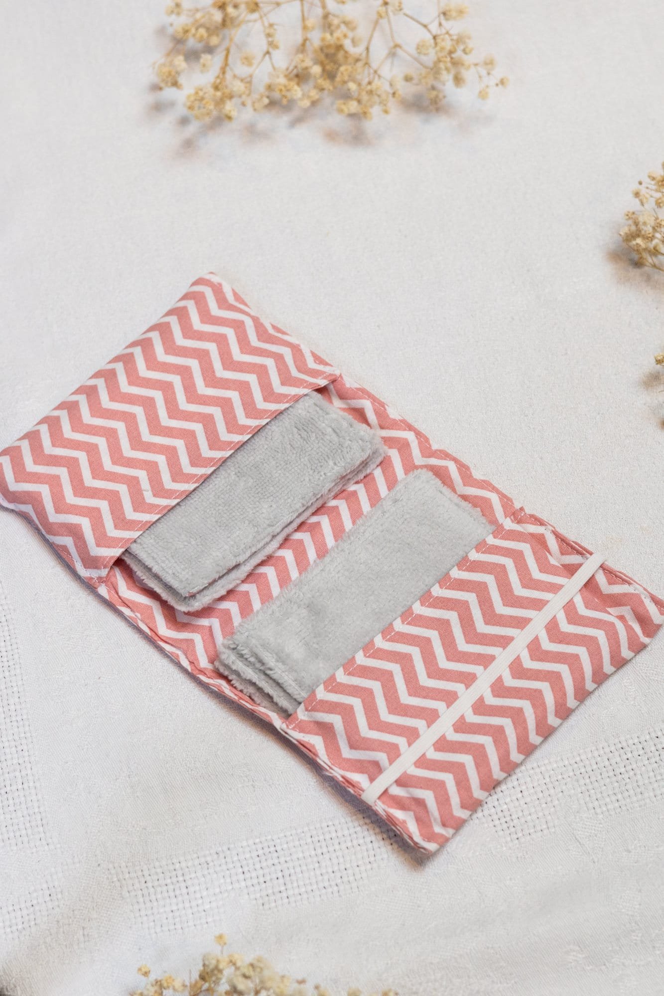 pochette-voyage-lingettes-chevrons Pochette de voyage contenant 6 lingettes démaquillantes