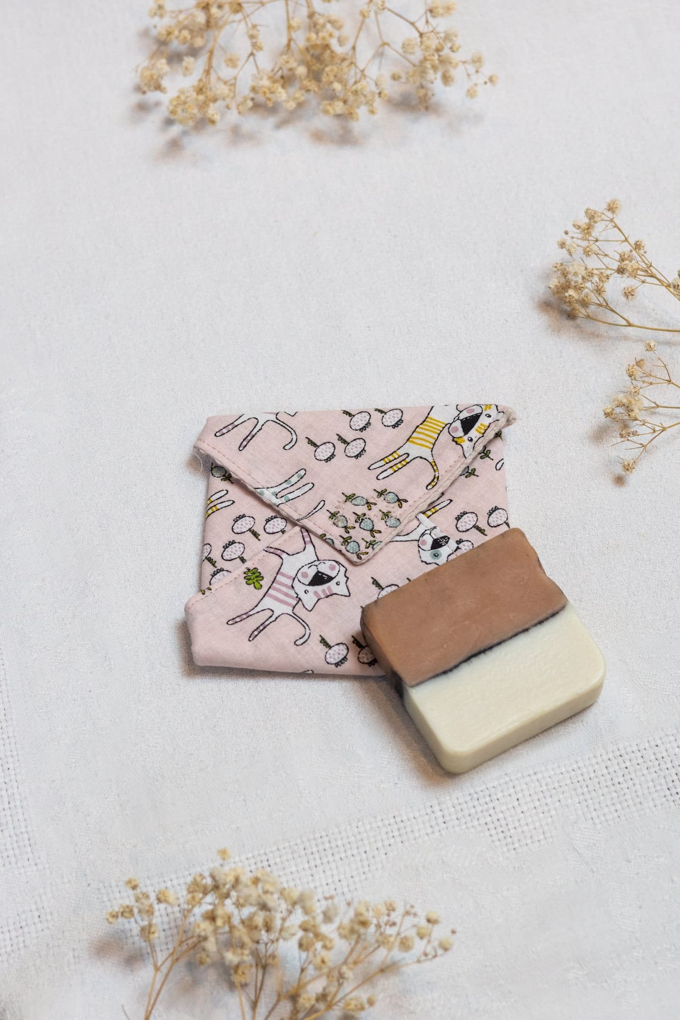 pochette-a-savon-chat-rose.jpg Pochette à savon respirante, légère et écorespnsable - dessins enfantins