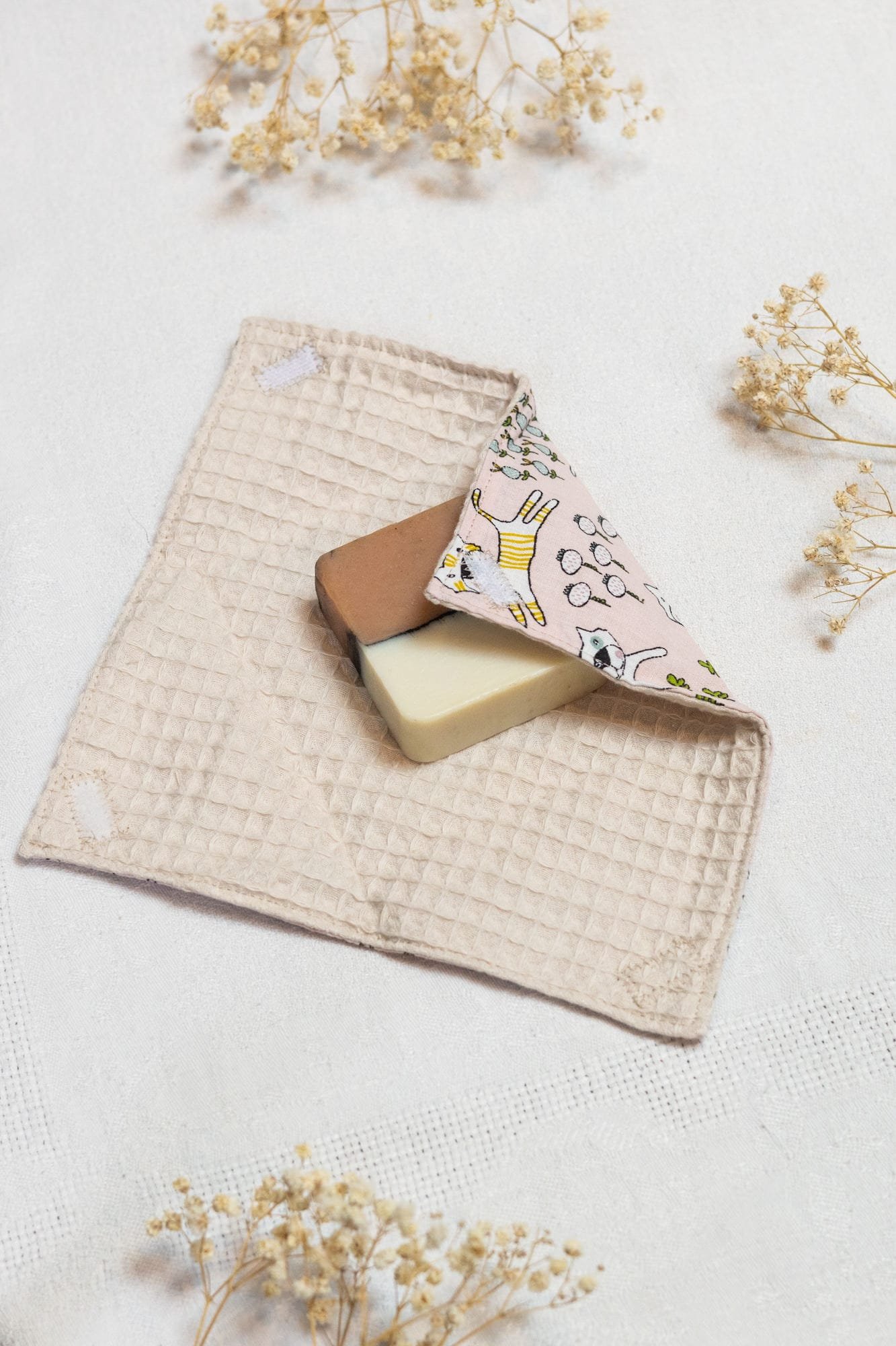 pochette-a-savon-chat-rose-ouverte.jpg pochette à savon en coton, qui se scratche