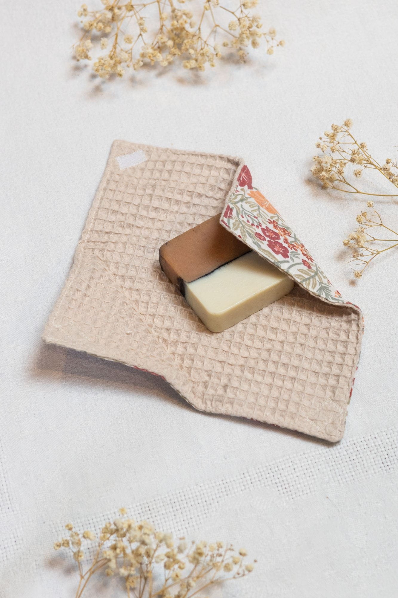 pochette-a-savon-fleuri Pochette à savon ultra pratique légère, respirante et facile à utiliser