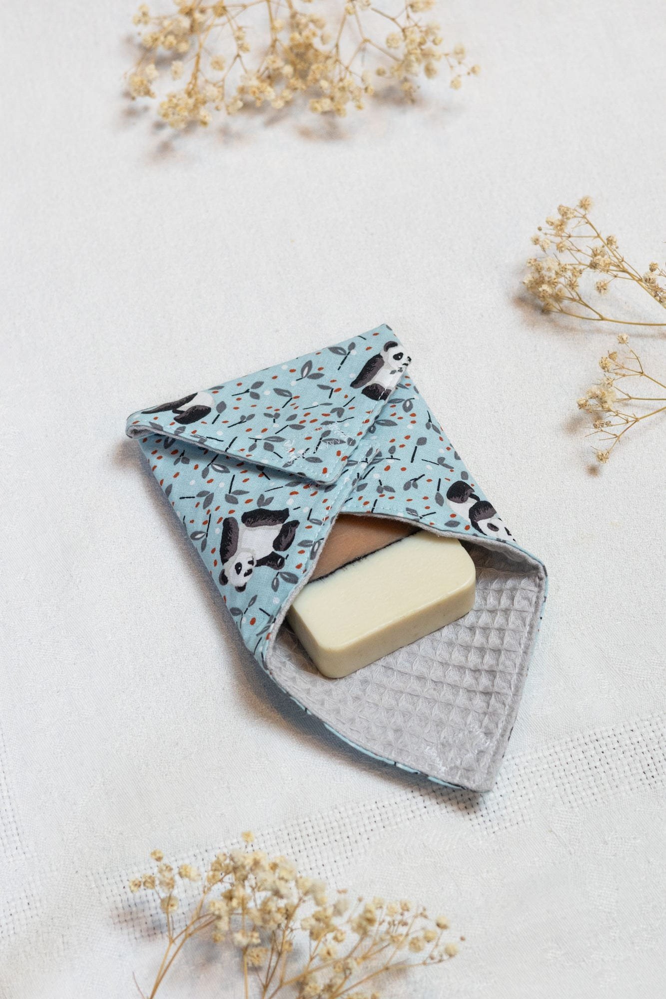 pochette-a-savon-koalas-bleue Pochette à savon légère, respirante et coresponsable