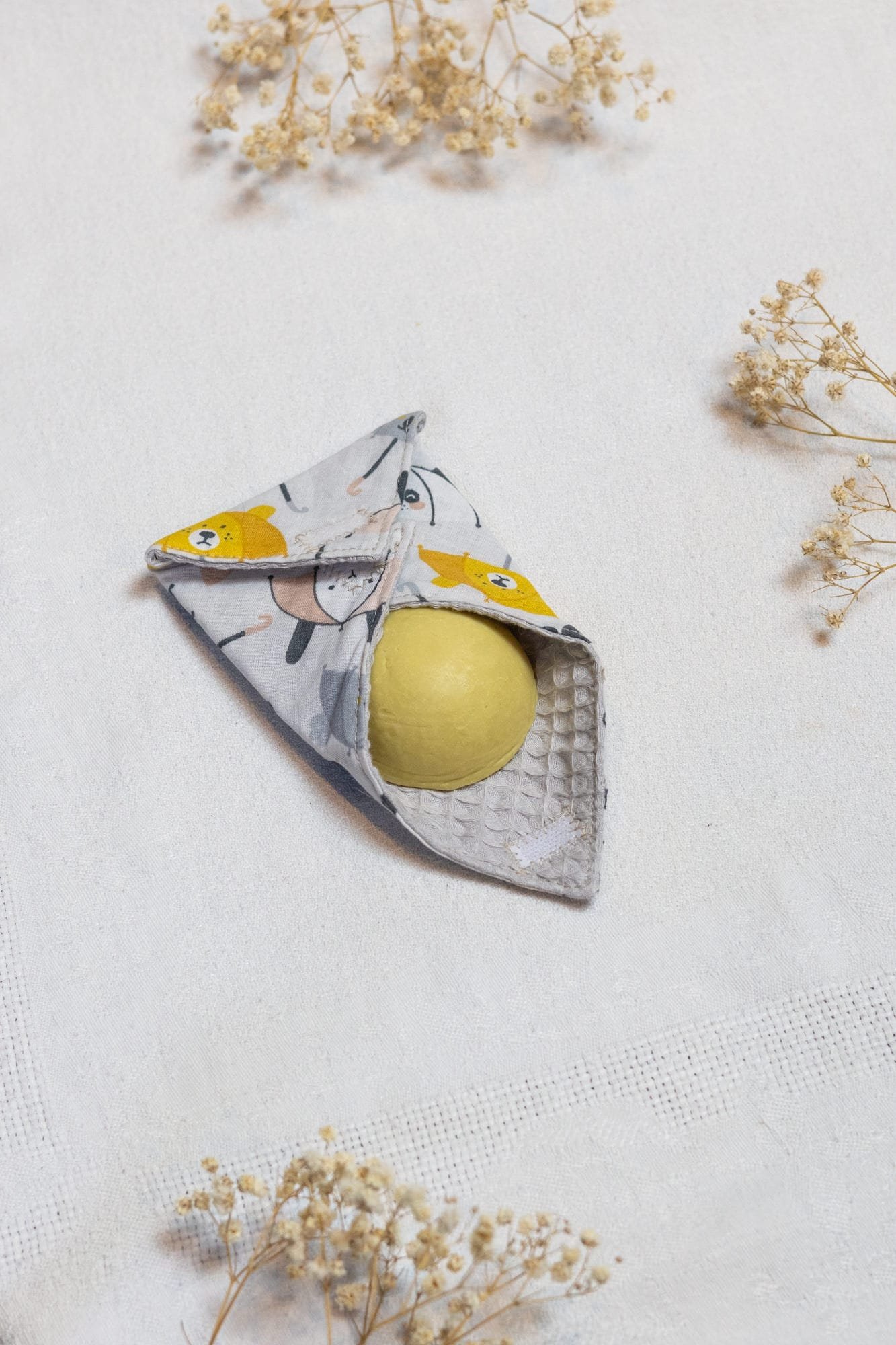 pochette-transport-animaux-parapluie.jpg Pochette de voyage pour cosmétiques solides, motif parapluies et animaux, petit modèle