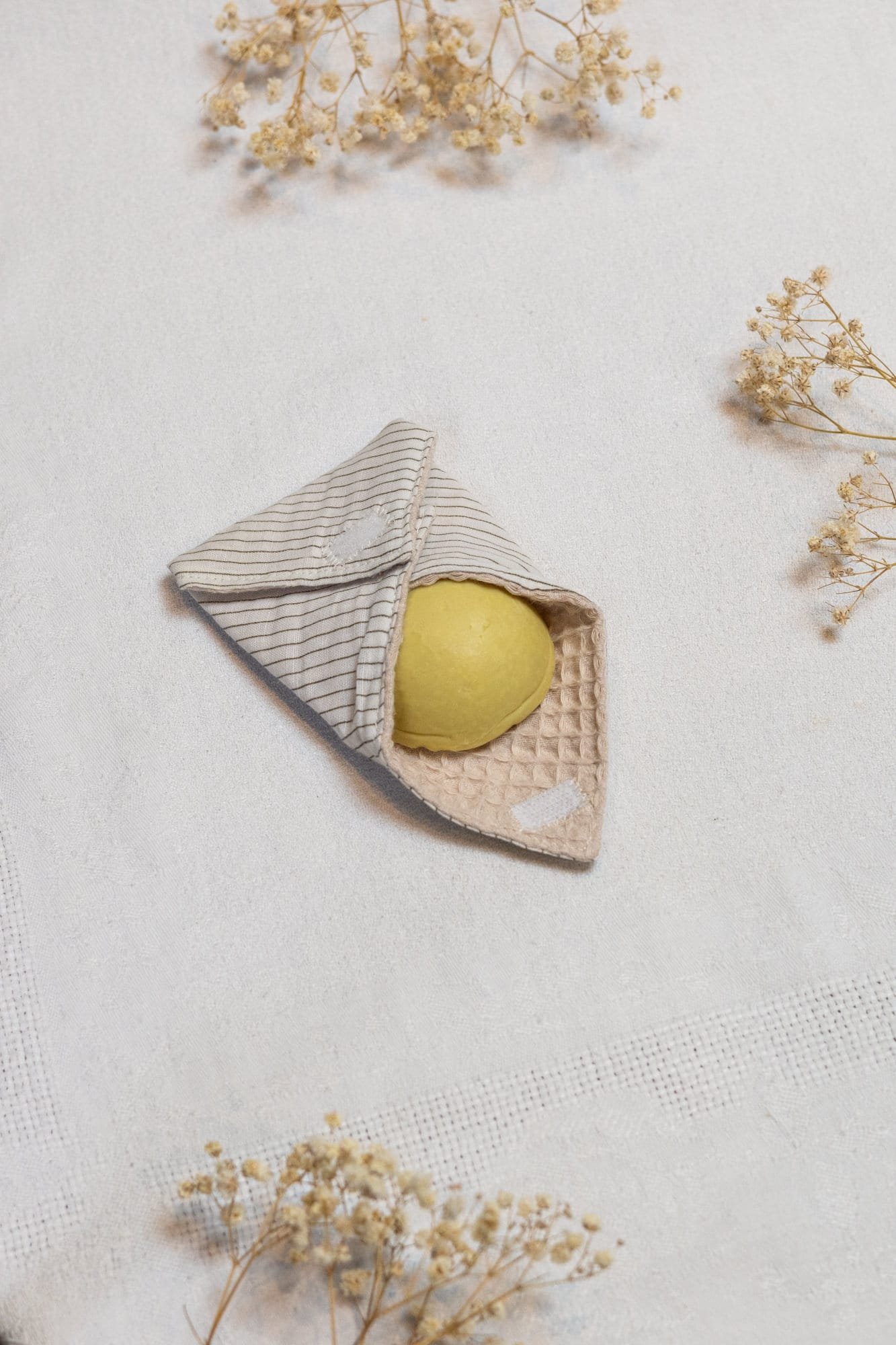 Pochette de voyage en tissu upcyclé pour transporter ses cosmétiques solides