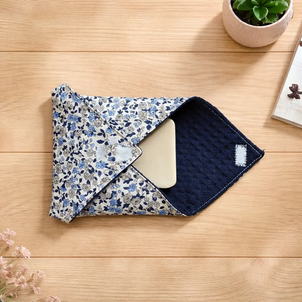 pochette-savon-grand-modele-fleurs-bleues