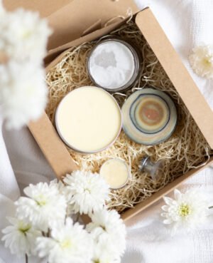Coffret cadeau spécial fête des mères comprenant un savon surgras, un baume corps, un baume à lèvres, un gommage et un crochet aimanté