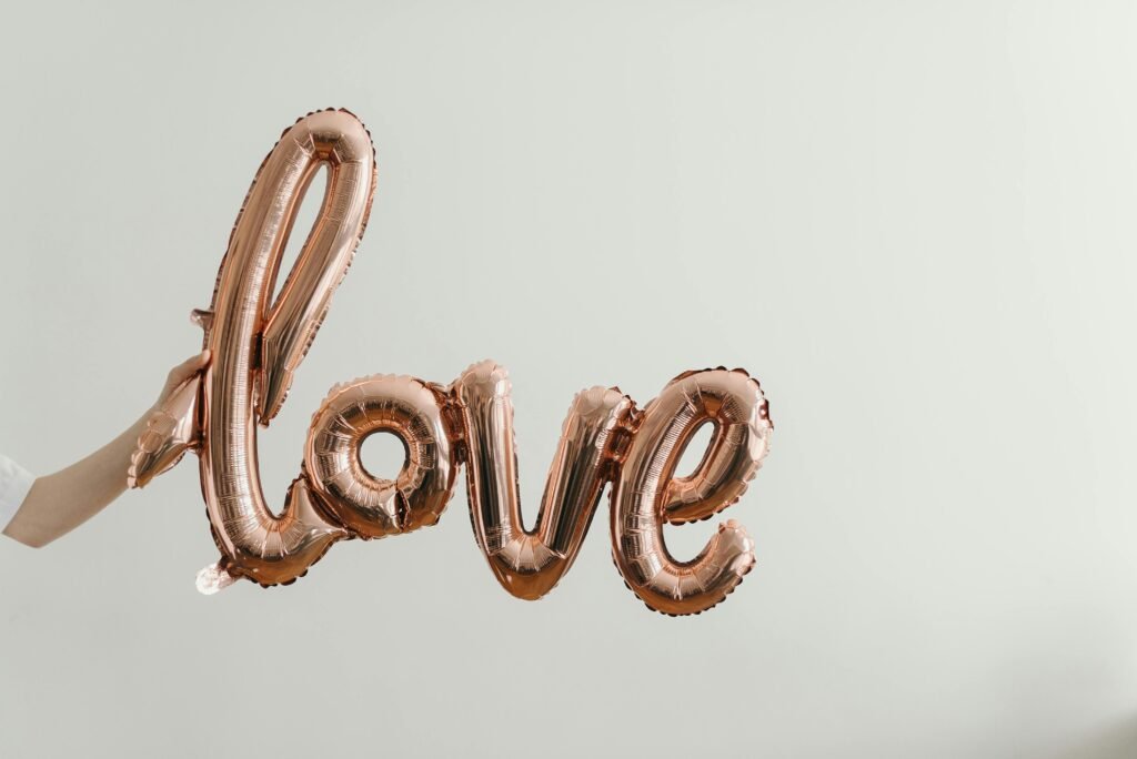 Texte sur un coffret de St Valentin illustré par une photo avec le mot love en ballon