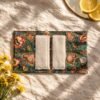 Pochette de 6 lingettes démaquillantes lavables - coton imprimé vert bouteille avec fleurs et arabesques et bambou ficelle