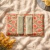 Pochette de voyage contenant 6 lingettes démaquillantes lavables - imprimé fleurs corail/rose sur fond beige et bambou ficelle