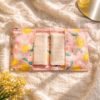 Pochette de voyage contenant 6 lingettes démaquillantes lavables - imprimé Citron jaunes sur fond rose/corail