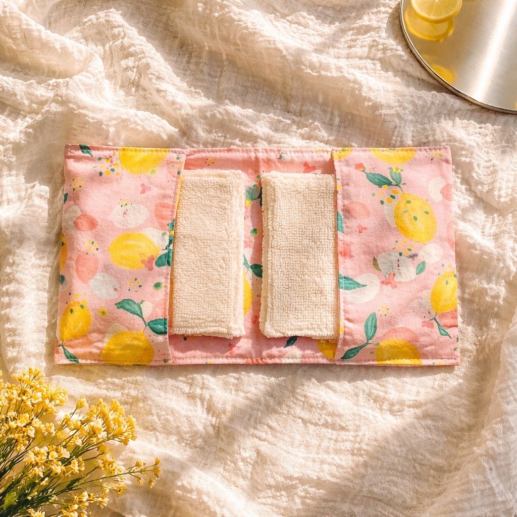 Pochette de voyage contenant 6 lingettes démaquillantes lavables - imprimé Citron jaunes sur fond rose/corail