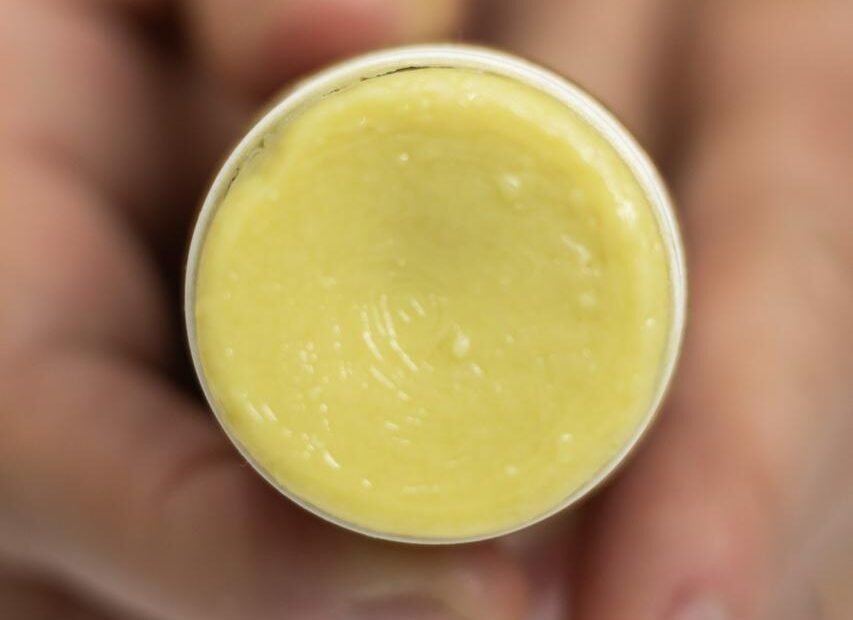 Déodorant solide bio dans un tube push-up, on fait remonter le produit dans le tube avec son doigt