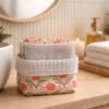 Panière de 10 lingettes démaquillantes lavables composé d'un coton indien (imprimé de fleurs corail et feuillage taupe, nid d'abeille écru, bambou ficelle